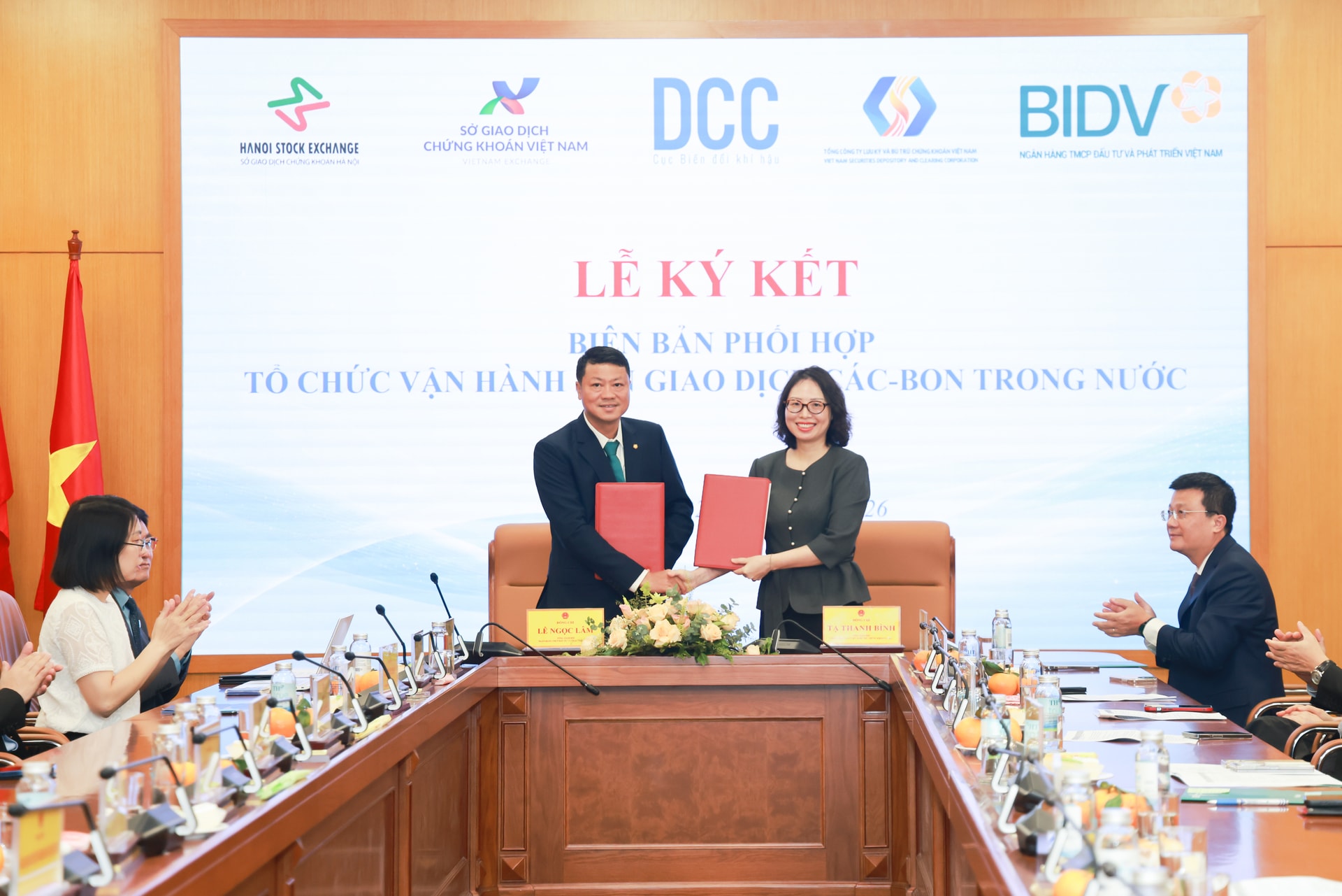 Tổng Giám đốc BIDV Lê Ngọc Lâm và Tổng Giám đốc VSDC Tạ Thanh Bình đại diện 2 đơn vị ký kết Biên bản phối hợp