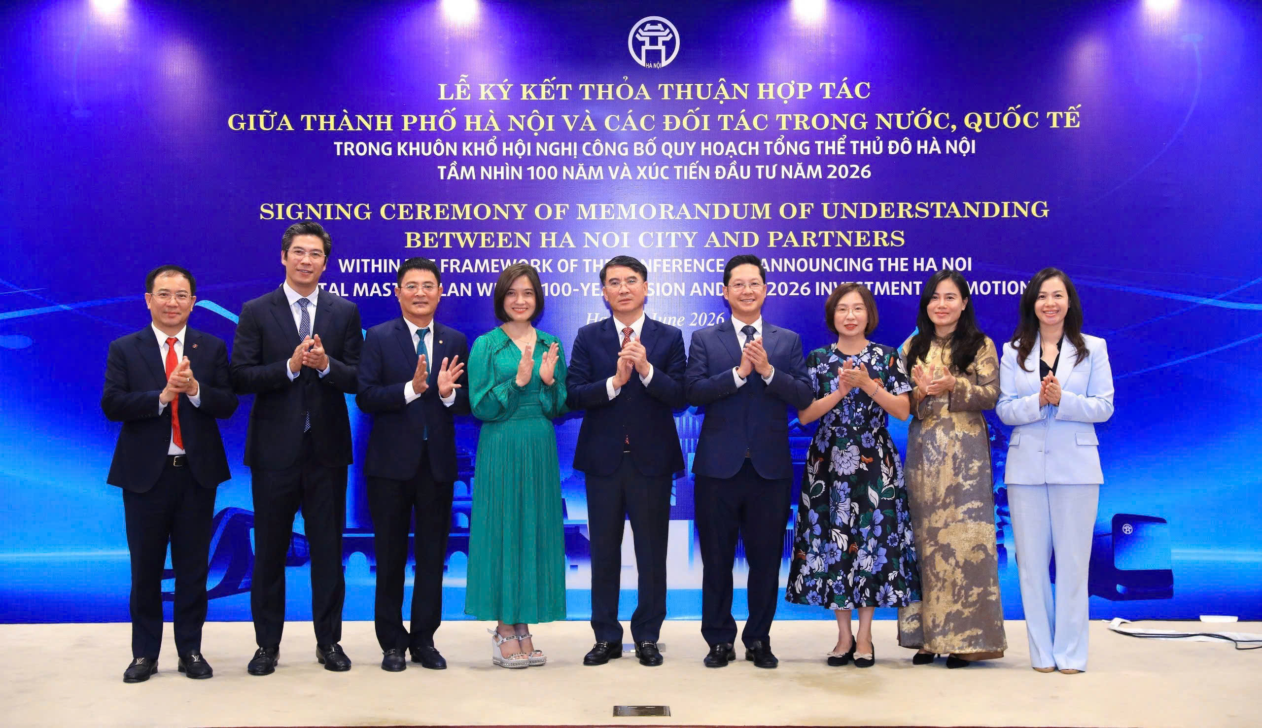 Đồng chí Đoàn Ngọc Lưu - Phó Tổng Giám đốc Agribank (ngoài cùng bên trái) cùng đại diện lãnh đạo thành phố Hà Nội và các đối tác tham dự Lễ ký kết thỏa thuận hợp tác về huy động nguồn lực cho các chương trình, dự án phát triển kinh tế - xã hội của Thủ đô
