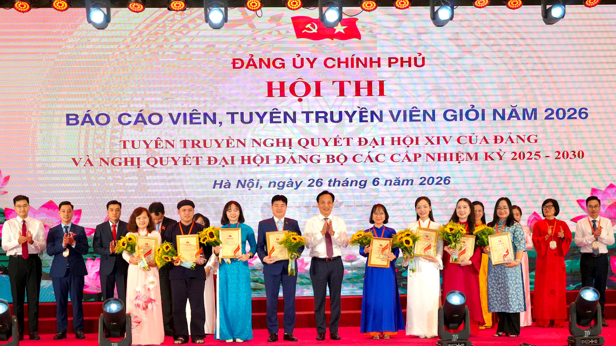 Đồng chí Lại Xuân Lâm, Phó Bí thư chuyên trách Đảng ủy Chính phủ, Trưởng Ban Tổ chức Hội thi. Đồng chí Nguyễn Lệ Thu - báo cáo viên Đảng bộ Ngân hàng Nhà nước là 1 trong 8 thí sinh đạt giải Khuyến khích.