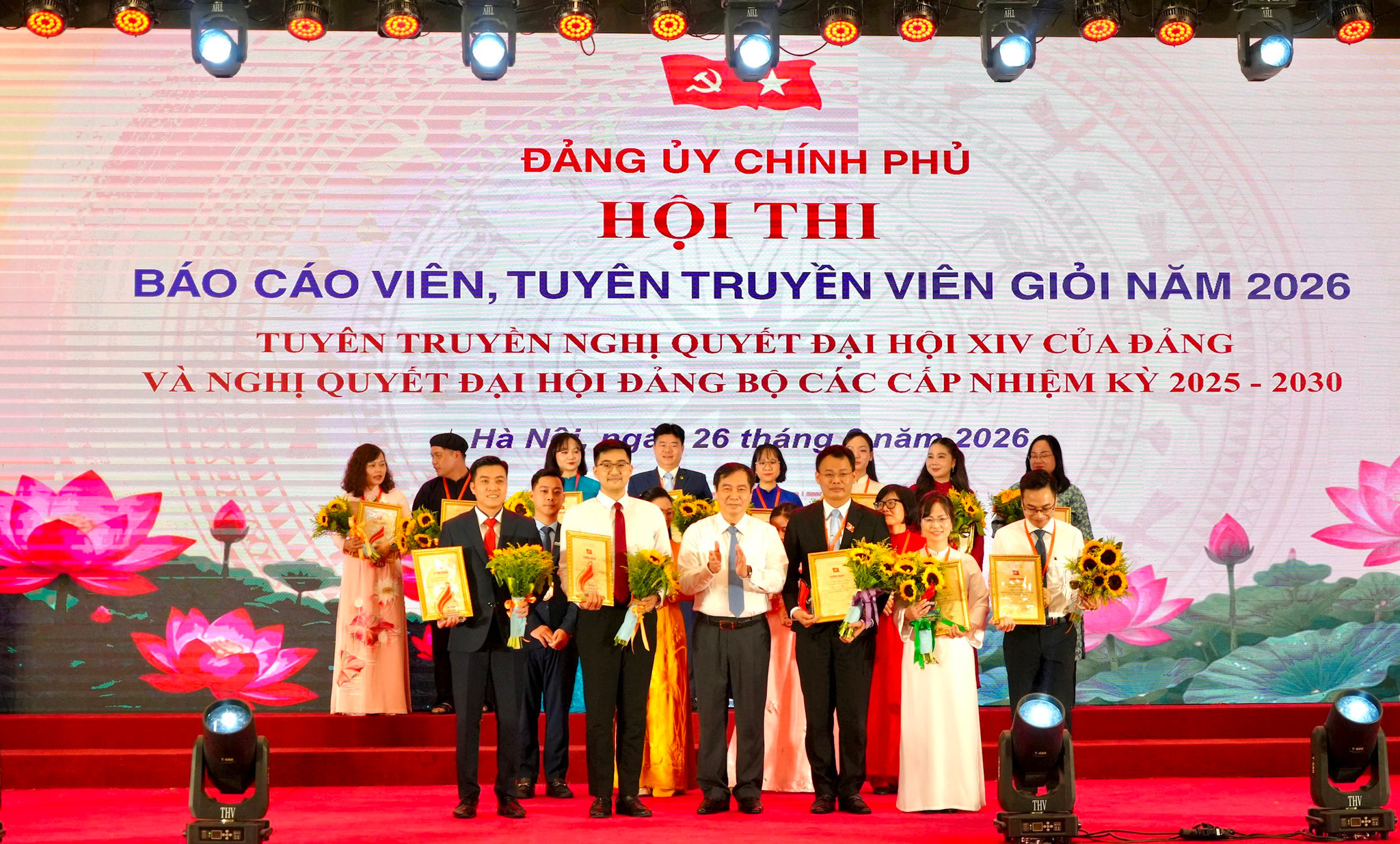 Đồng chí Phan Xuân Thuỷ, Phó Trưởng Ban Tuyên giáo và Dân vận Trung ương trao giải cho các thí sinh đạt giải Ba.