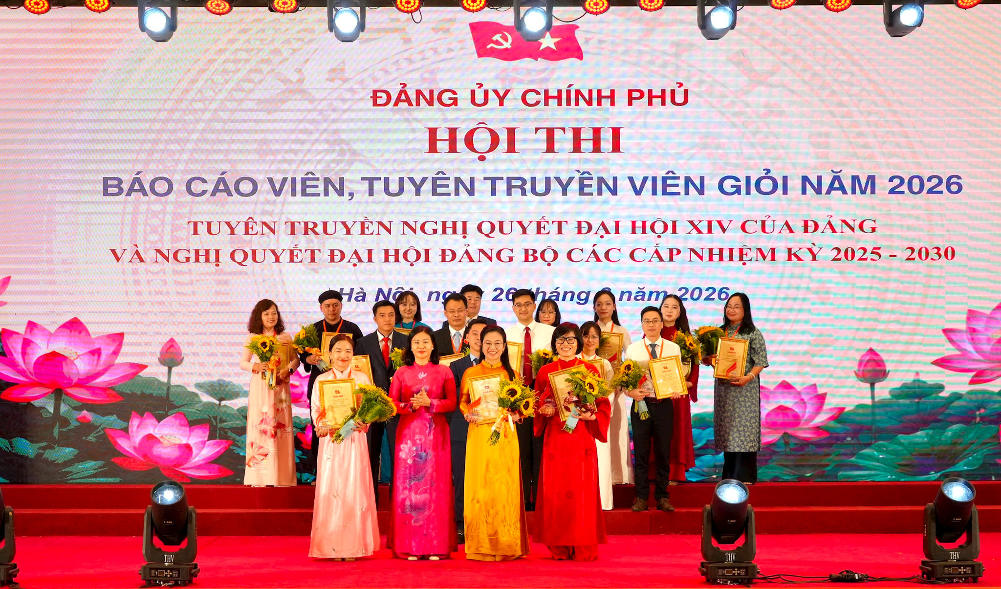 Đồng chí Nguyễn Thị Tuyến, Ủy viên Trung ương Đảng, Phó Bí thư chuyên trách Đảng ủy Chính phủ trao giải cho các thí sinh đạt giải Nhì. Đồng chí Lê Thị Thảo - báo cáo viên Đảng bộ Ngân hàng Nhà nước là 1 trong 3 thí sinh đạt giải Nhì chung cuộc.