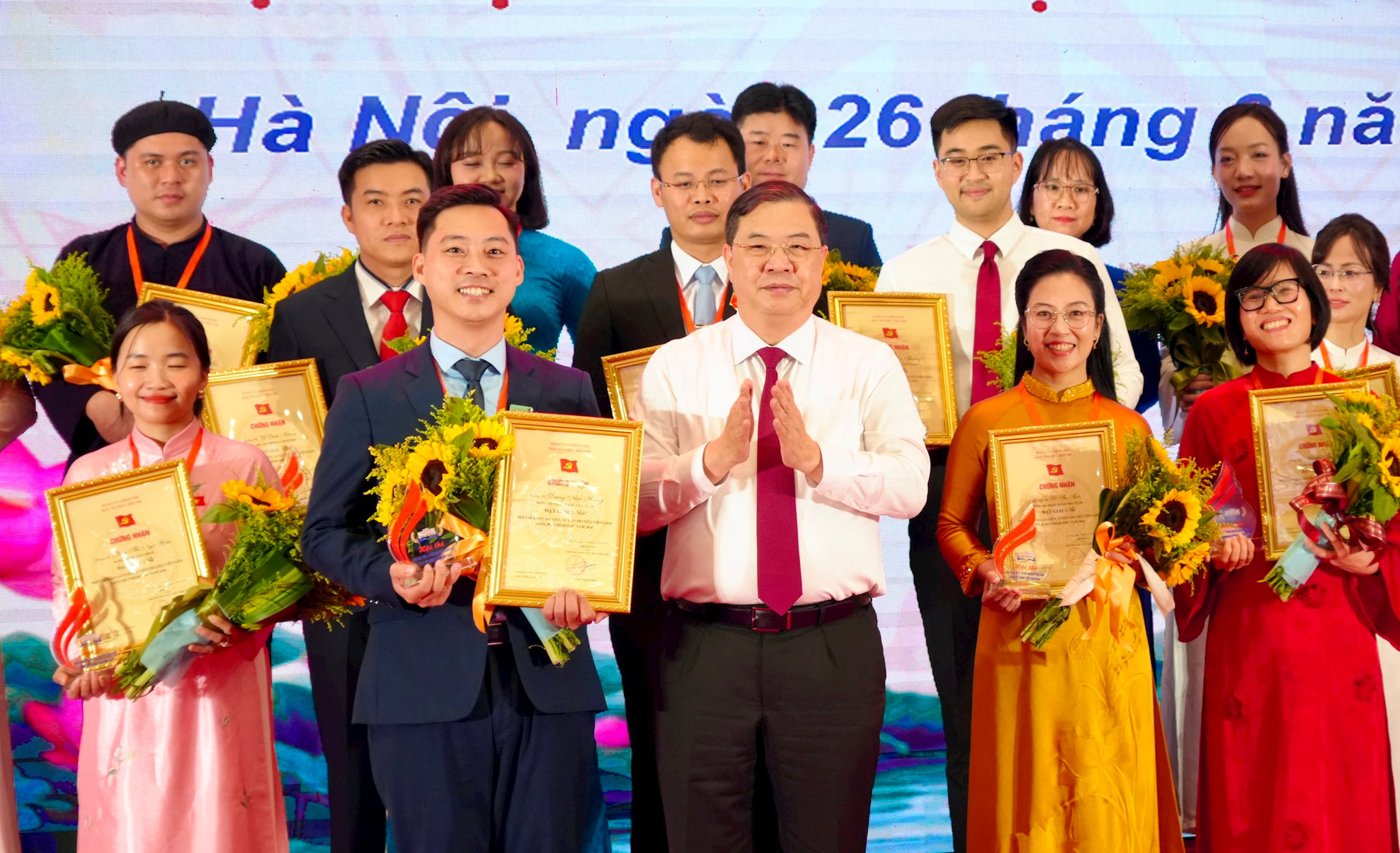 Đồng chí Phạm Gia Túc, Uỷ viên Bộ Chính trị, Phó Bí thư Thường trực Đảng uỷ Chính phủ, Phó Thủ tướng Thường trực Chính phủ trao giải Nhất cho cho đồng chí Dương Nhật Hoàng – báo cáo viên Đảng bộ Ngân hàng Nhà nước.