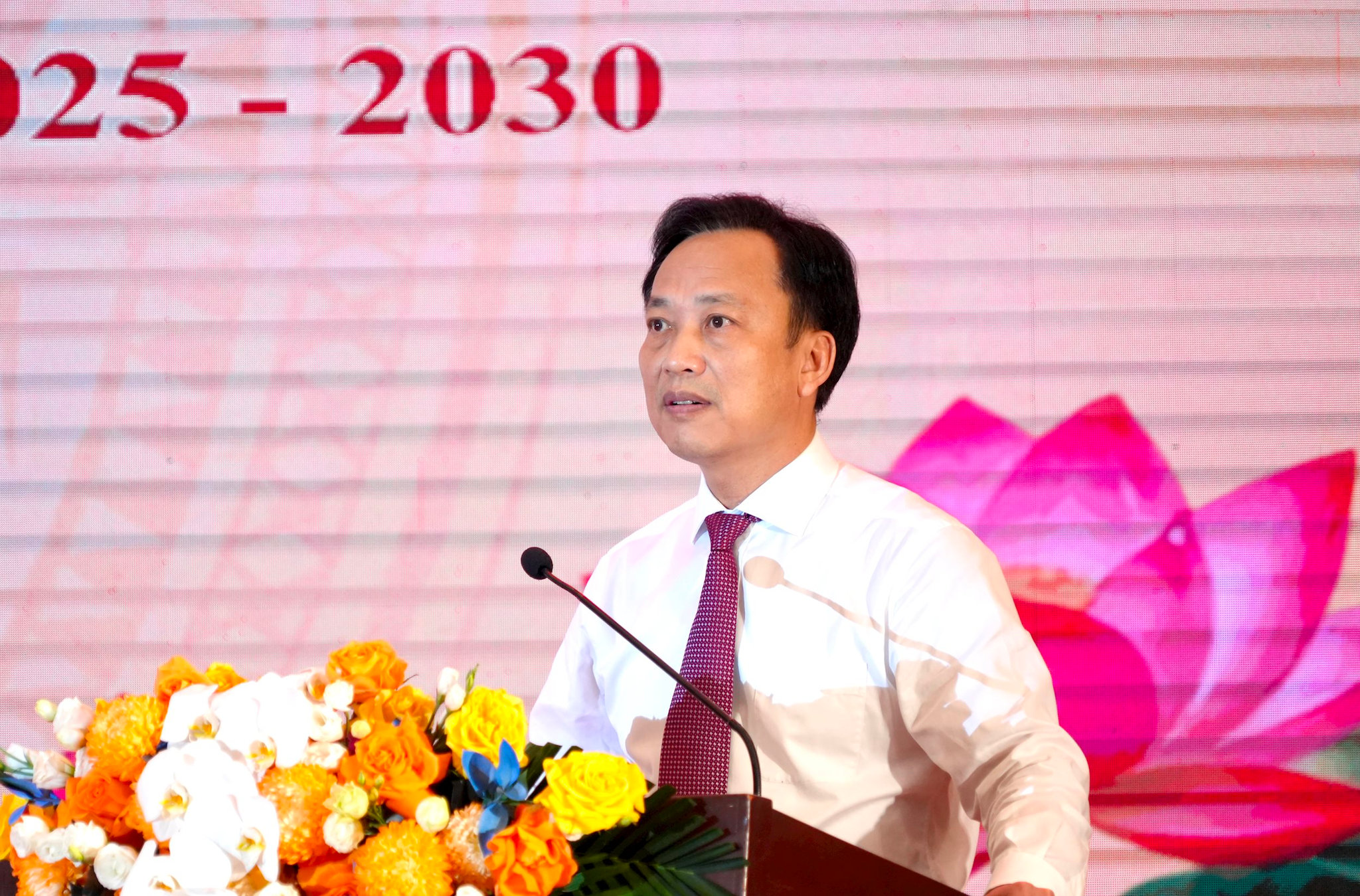 Đồng chí Lại Xuân Lâm, Phó Bí thư chuyên trách Đảng ủy Chính phủ, Trưởng Ban Tổ chức Hội thi Báo cáo viên, Tuyên truyền viên giỏi Đảng bộ Chính phủ năm 2026 báo cáo kết quả tổ chức Hội thi