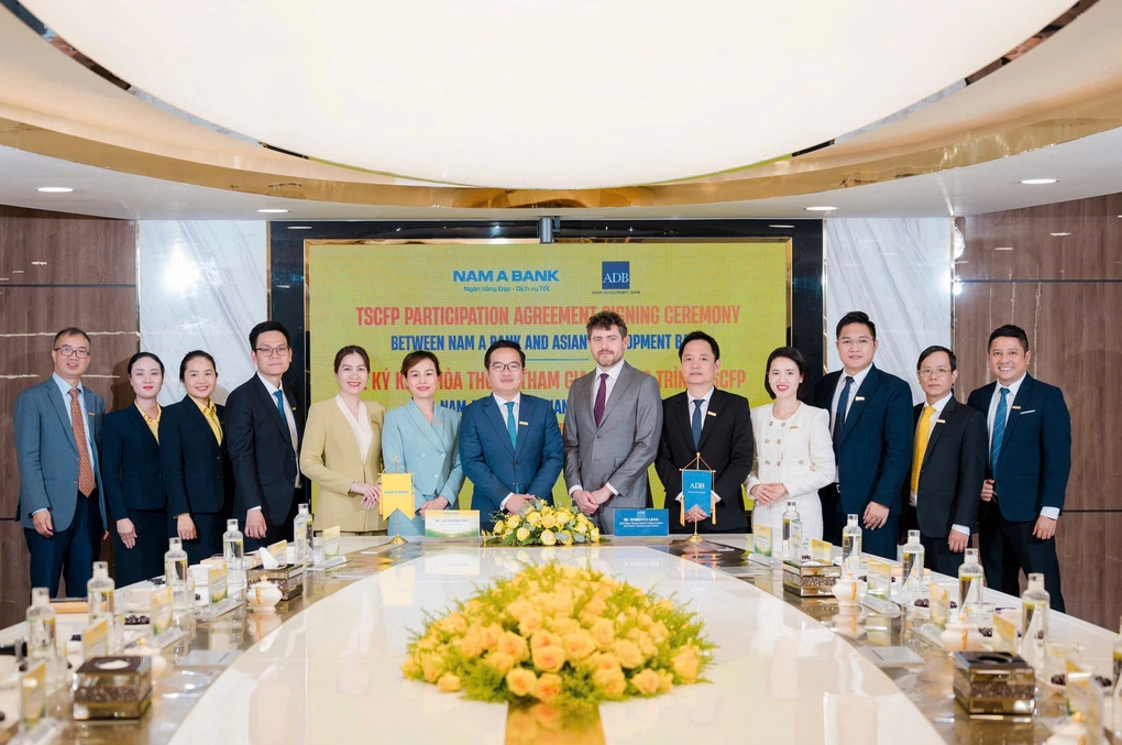 Đại diện hai đơn vị chụp ảnh lưu niệm sau khi ký hợp tác. Ảnh: Nam A Bank