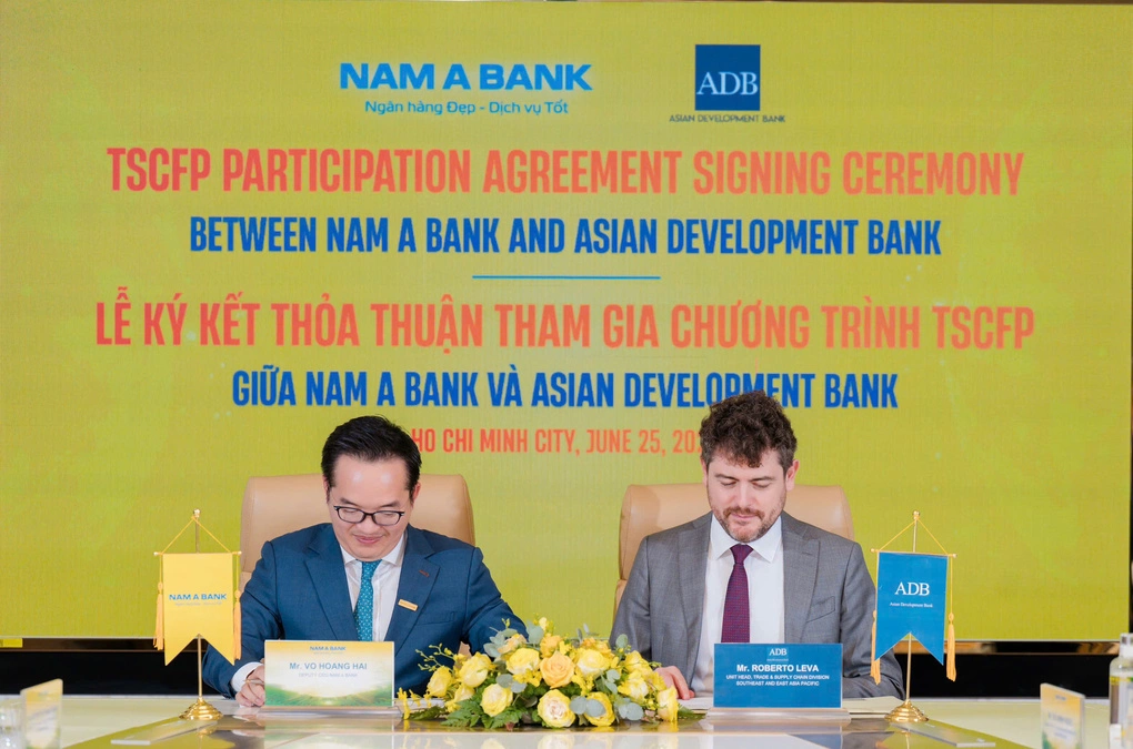Đại diện Nam A Bank và ADB ký kết Thỏa thuận Ngân hàng phát hành (Issuing Bank Agreement - IBA). Ảnh: Nam A Bank