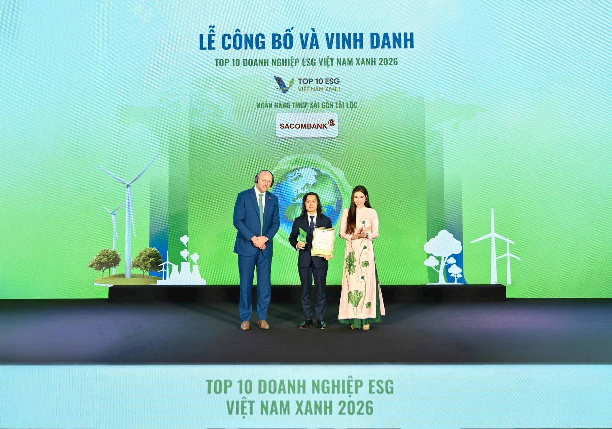 Ông Lưu Danh Đức – Phó Tổng giám đốc SACOMBANK nhận giải ESG10 từ đại diện Ban tổ chức