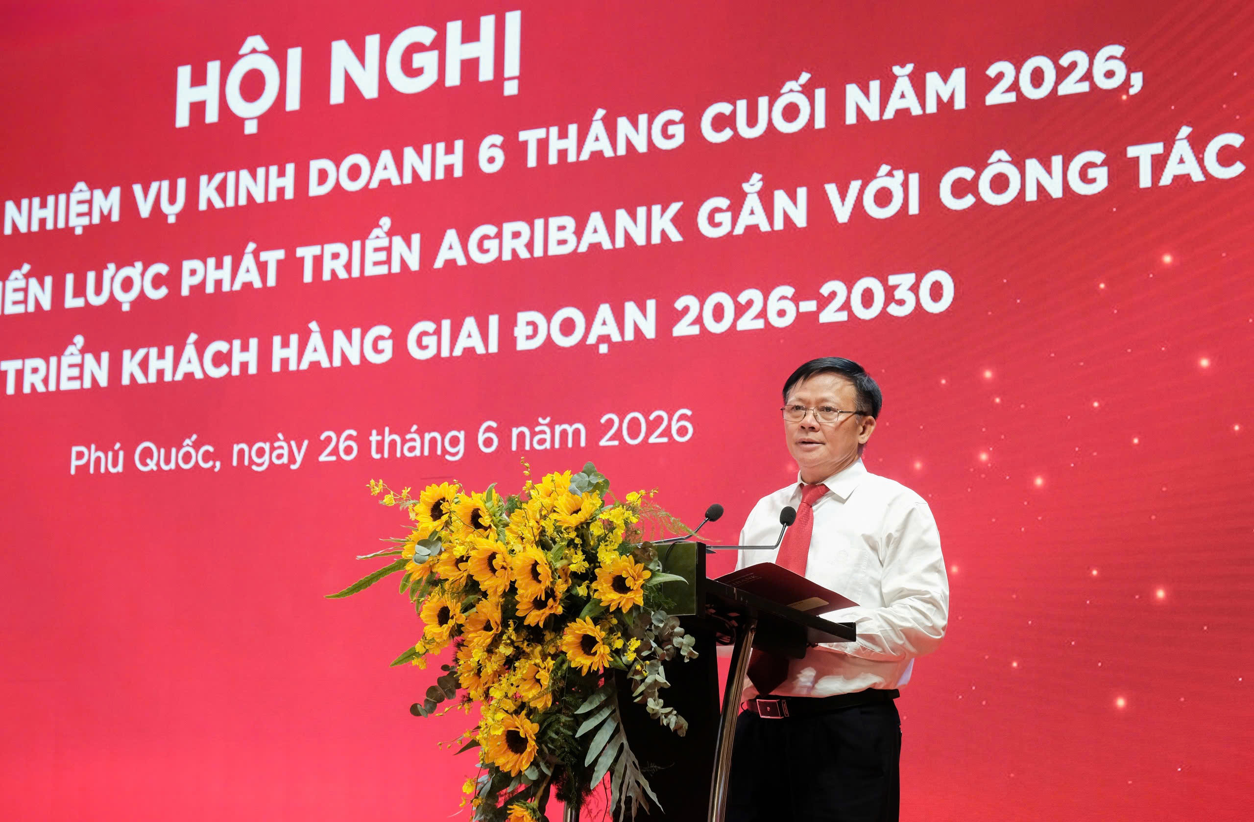 Đồng chí Nguyễn Quang Hùng - Ủy viên Ban Thường vụ Đảng ủy, Phó Tổng Giám đốc phát biểu ý kiến tại Hội nghị