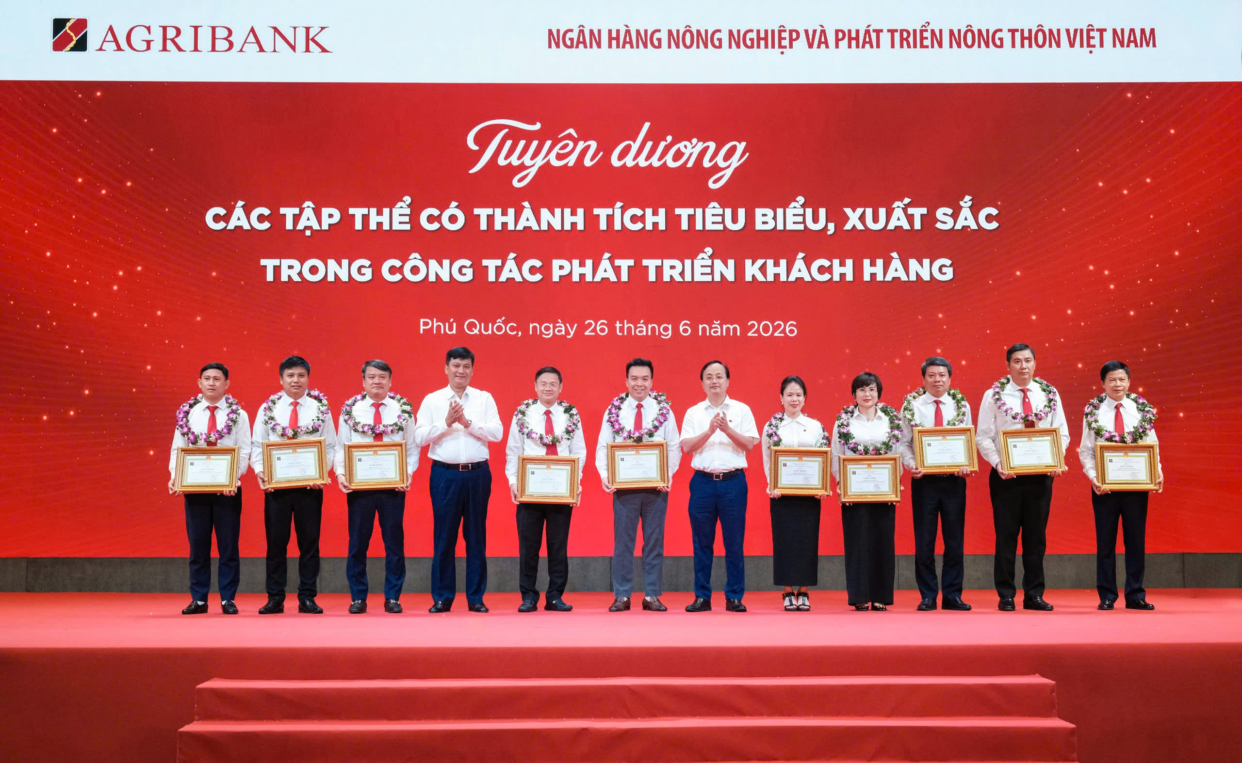 Đồng chí Tô Huy Vũ - Chủ tịch Hội đồng thành viên, Chủ tịch Hội đồng Thi đua - Khen thưởng Agribank và đồng chí Phạm Toàn Vượng - Tổng Giám đốc, Phó Chủ tịch Hội đồng Thi đua - Khen thưởng Agribank trao Giấy khen cho 10 chi nhánh loại I đạt thành tích xuất sắc trong công tác phát triển khách hàng