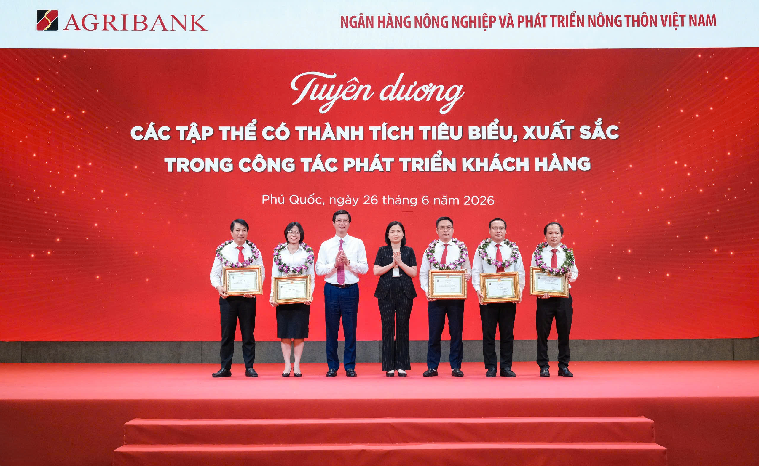 Đồng chí Nguyễn Thị Thảo - Ủy viên Ban Thường vụ Đảng ủy, Thành viên Hội đồng thành viên, Phó Chủ tịch Hội đồng Thi đua - Khen thưởng và đồng chí Đỗ Đức Thành - Phó Tổng Giám đốc trao Giấy khen cho 05 chi nhánh loại II có thành tích xuất sắc trong công tác phát triển khách hàng