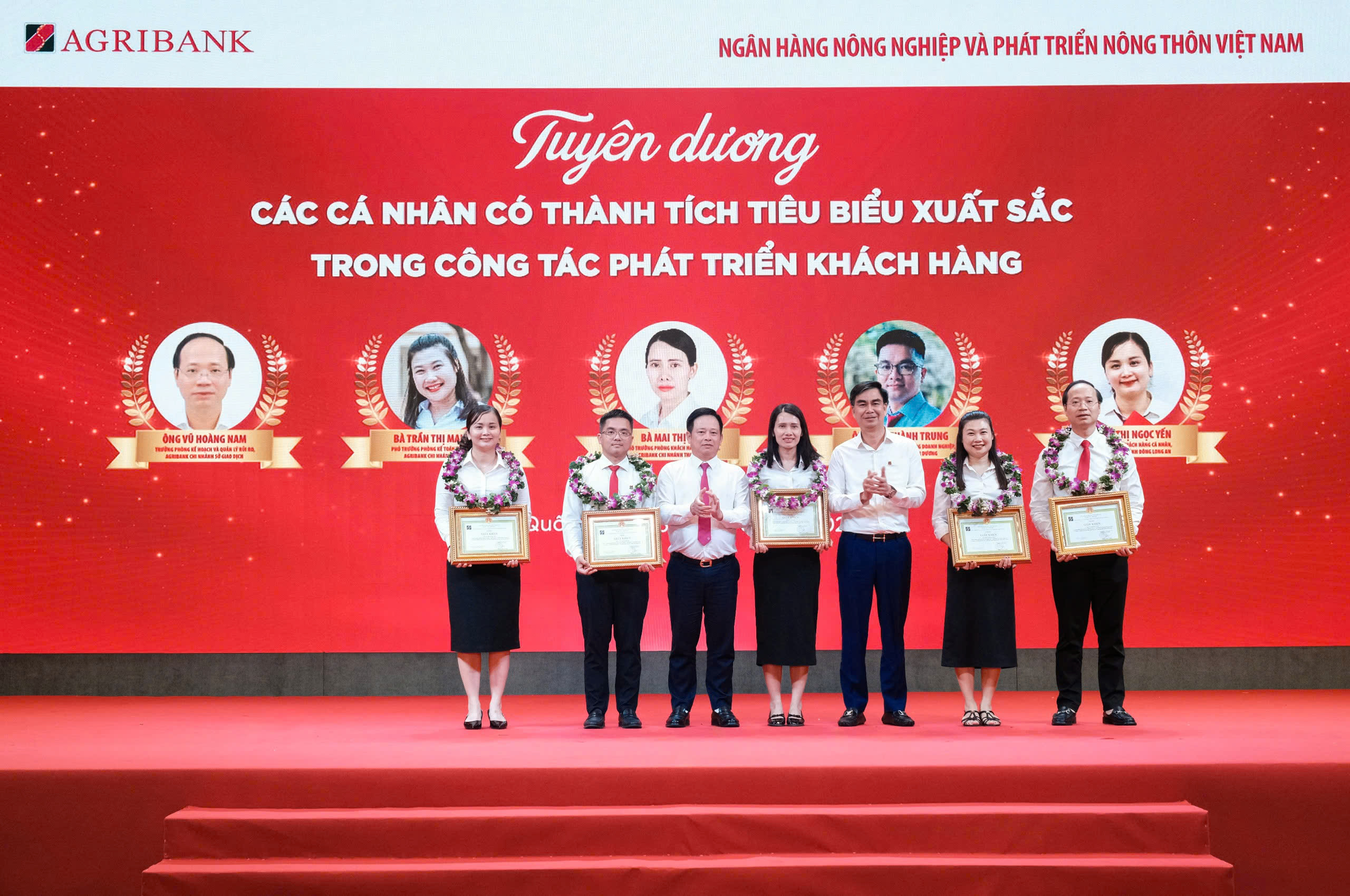 Đồng chí Lê Xuân Trung - Ủy viên Ban Thường vụ Đảng ủy, Thành viên Hội đồng thành viên và đồng chí Hoàng Minh Ngọc - Phó Tổng Giám đốc Agribank trao Giấy khen cho 05 cá nhân tiêu biểu có nhiều đóng góp xuất sắc trong công tác phát triển khách hàng