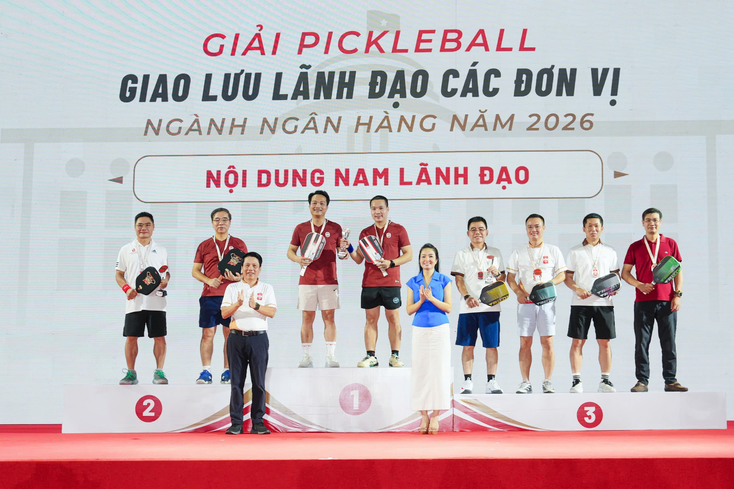 Đồng chí Phạm Tiến Dũng, Phó Thống đốc Ngân hàng Nhà nước Việt Nam, Chủ tịch Công đoàn Ngân hàng Việt Nam và đồng chí Nguyễn Khánh Chi, Phó Chủ tịch Thường trực Công đoàn Ngân hàng Việt Nam trao giải nội dung giao lưu đôi nam lãnh đạo