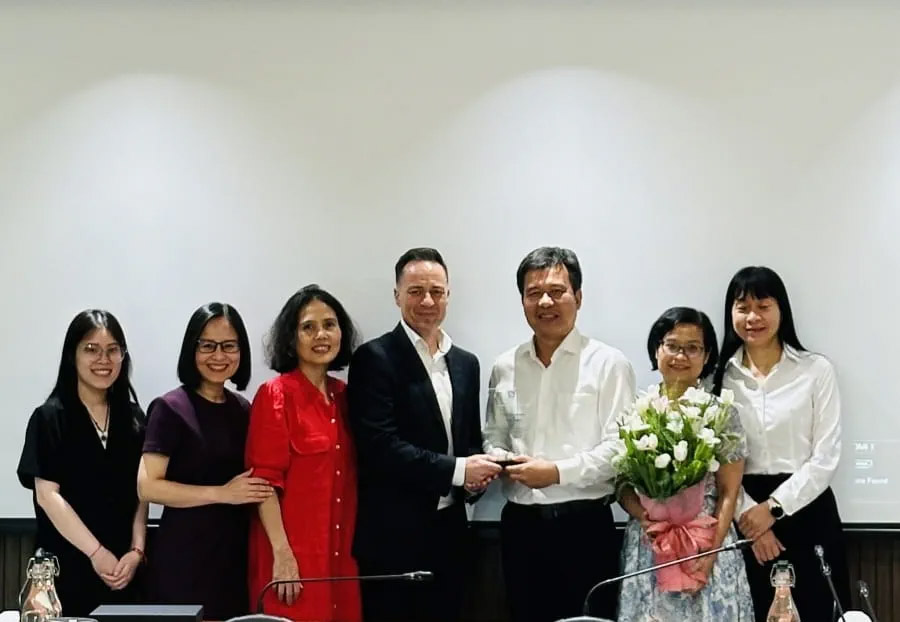 Ông Jan Luekbe - Head of Institutional Cash & Trade for ASEAN, Australia & NZ (thứ 4 từ trái sang) trao giải thưởng Client Excellence Award 2025 cho đại diện Vietcombank