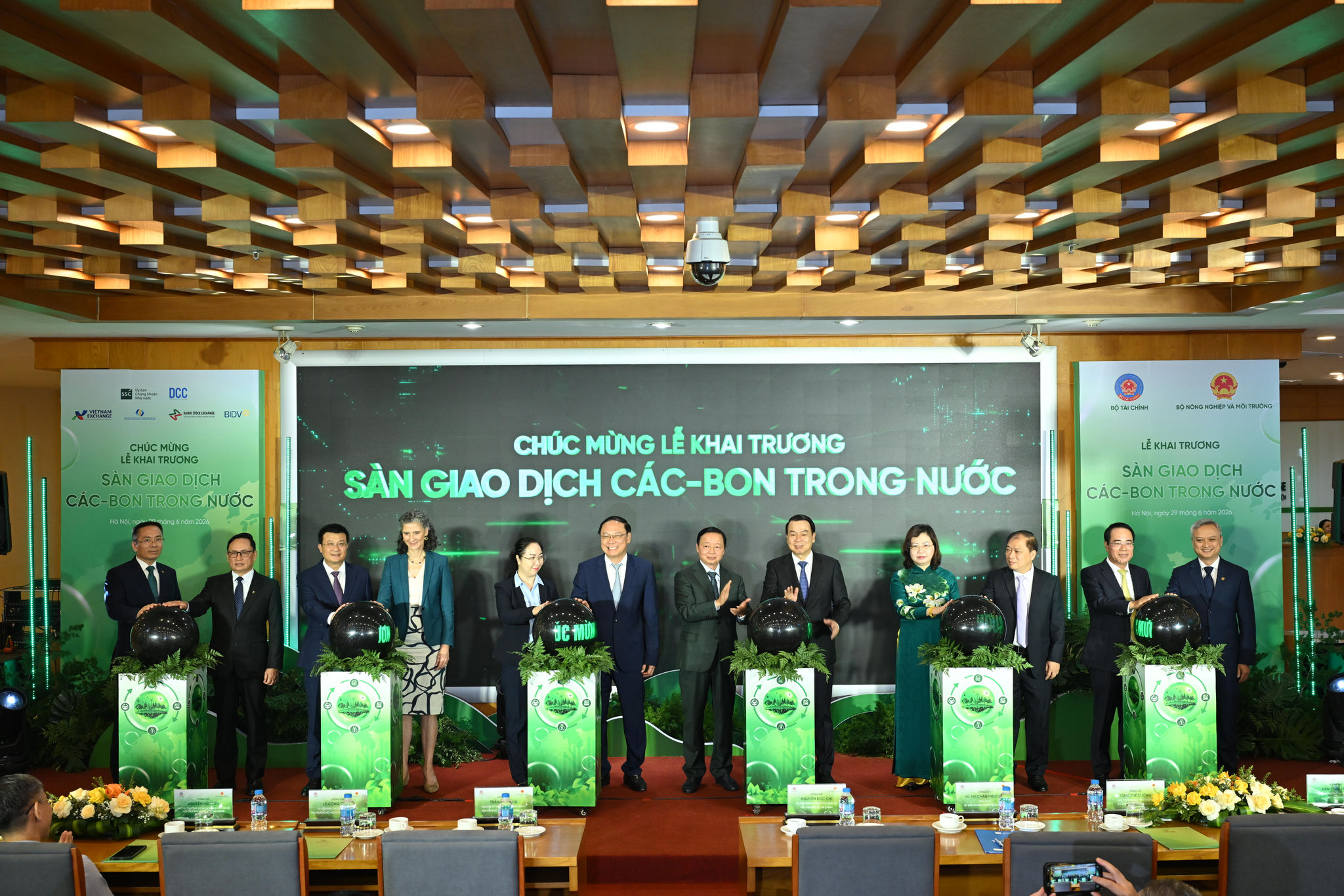 Ông Phạm Quang Tùng, Ủy viên HĐQT đại diện BIDV cùng Lãnh đạo các Cơ quan quản lý thực hiện nghi thức khai trương phiên giao dịch đầu tiên của Sàn giao dịch các-bon trong nước