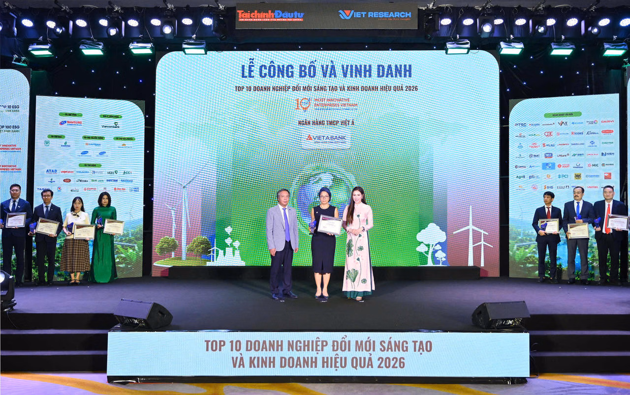 Đại diện VietABank nhận giải thưởng tại sự kiện