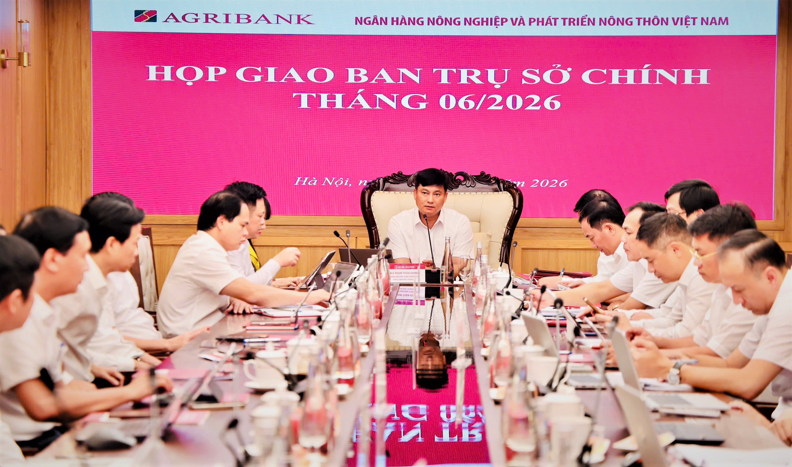 Đ/c Phạm Toàn Vượng, Phó Bí thư Đảng ủy, Thành viên HĐTV, Tổng Giám đốc Agribank chủ trì Hội nghị giao ban tháng 6/2026