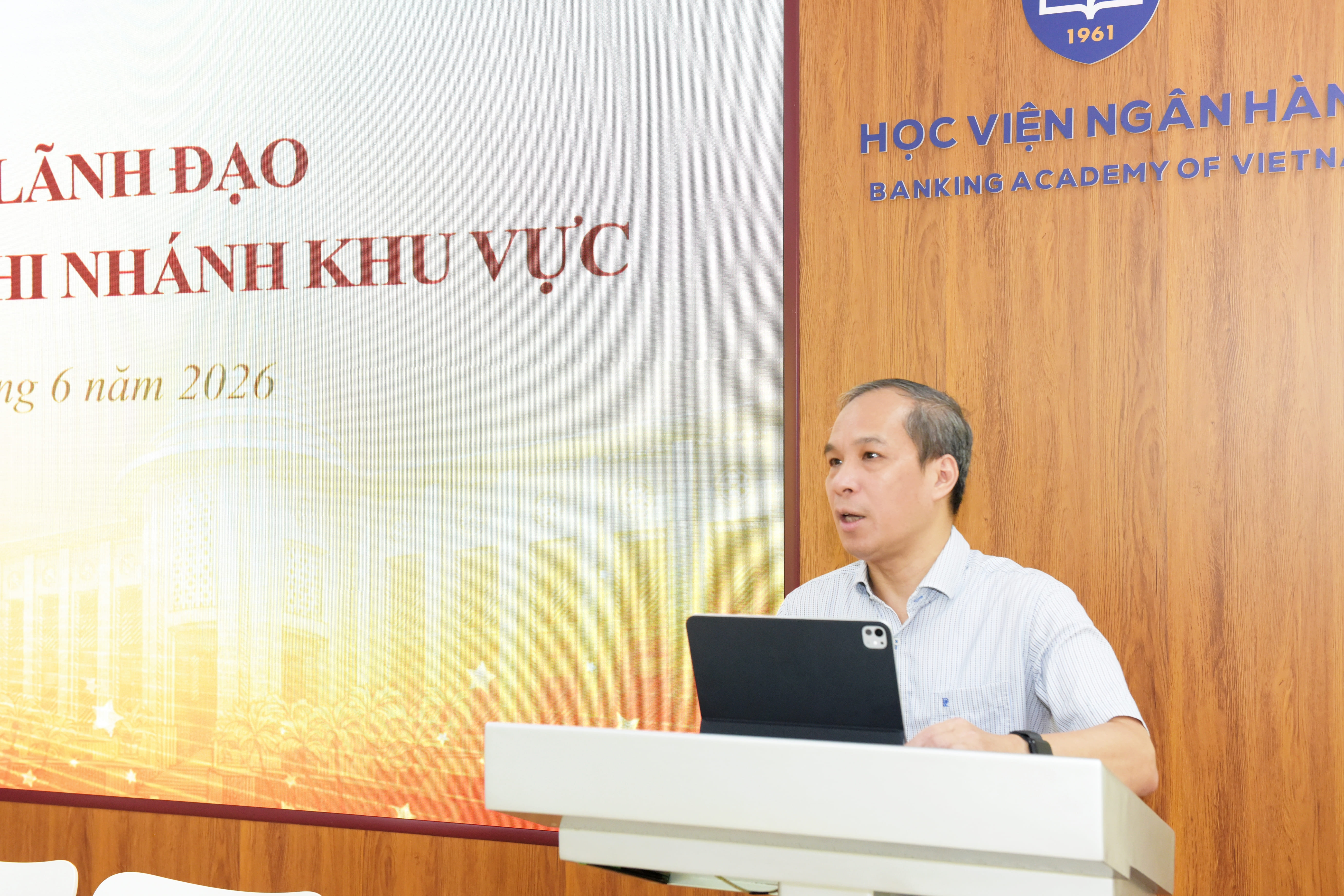 Phó Thống đốc Thường trực Đoàn Thái Sơn chia sẻ kinh nghiệm về công tác pháp chế tại Lớp bồi dưỡng