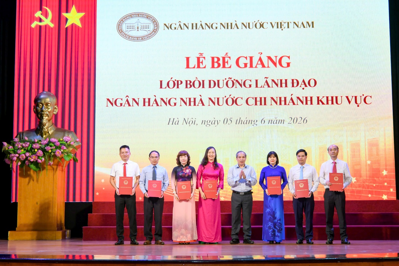 Phó Thống đốc Thường trực Đoàn Thái Sơn trao quyết định và chúc mừng 08 học viên có thành tích xuất sắc