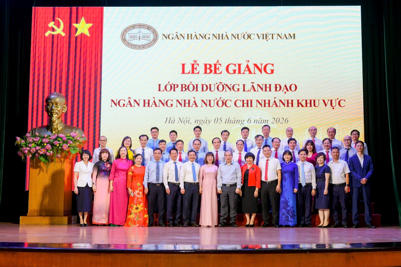 Đại diện Ban Thường vụ Đảng ủy, Ban Lãnh đạo NHNN chụp ảnh lưu niệm cùng các học viên lớp bồi dưỡng