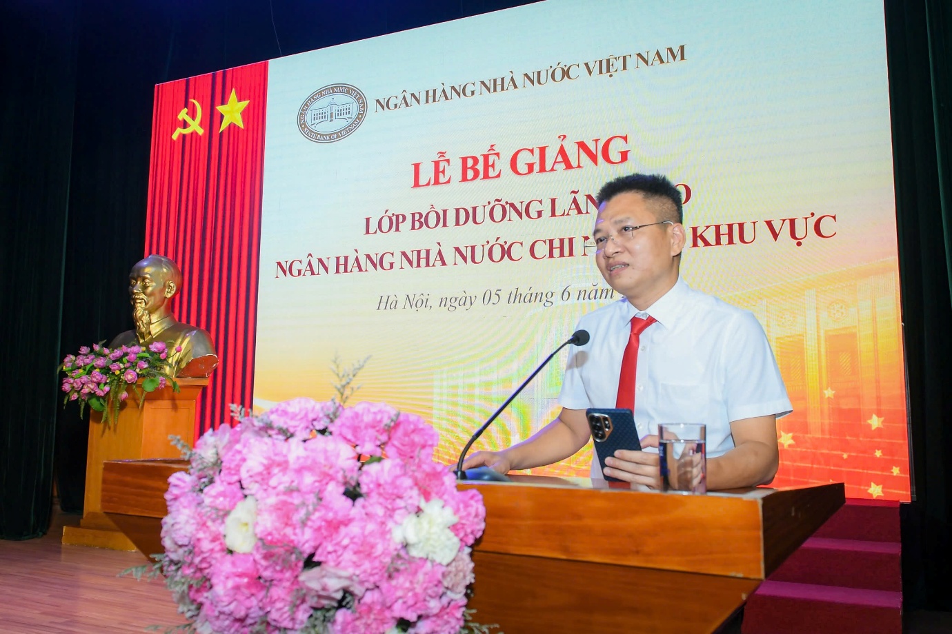 Đồng chí Trịnh Công Văn, Giám đốc NHNN chi nhánh Khu vực 3 thay mặt lớp bồi dưỡng phát biểu cảm ơn