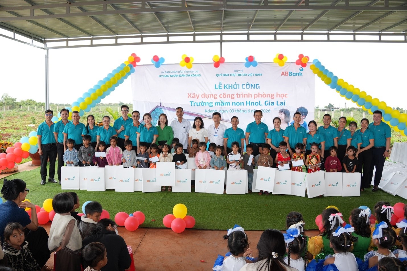 ABBank và Quỹ BTTEVN trao tặng tiền mặt cho 25 học sinh có hoàn cảnh khó khăn của trường mầm non Hnol và 115 ba lô cho các em học sinh