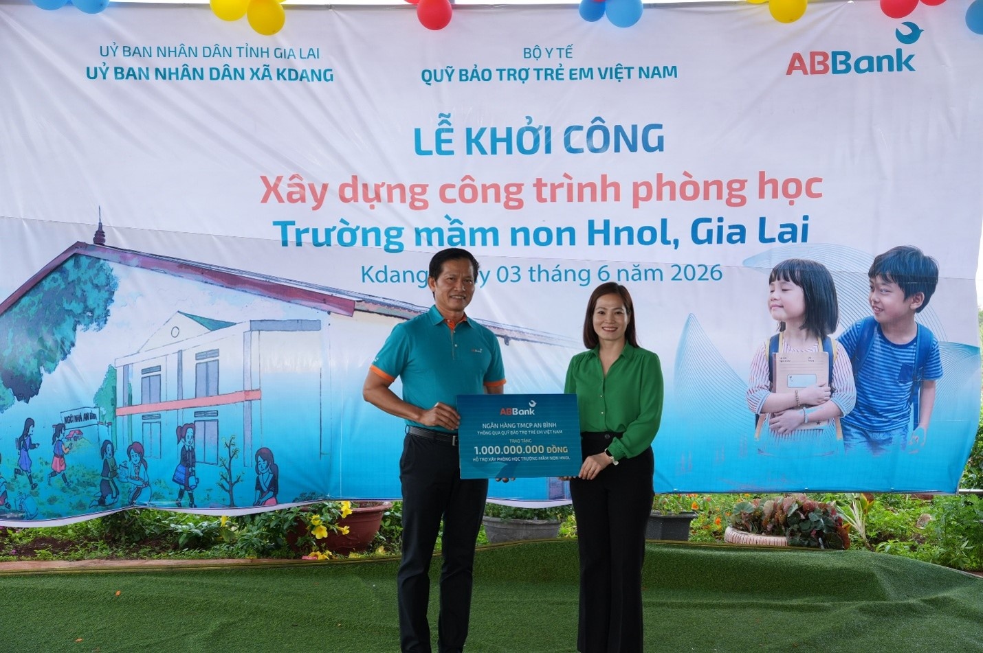 Đại diện ABBank trao biển tài trợ 1 tỷ đồng cho Quỹ BTTEVN để tổ chức xây phòng học tại Trường Mầm non Hnol, Gia Lai