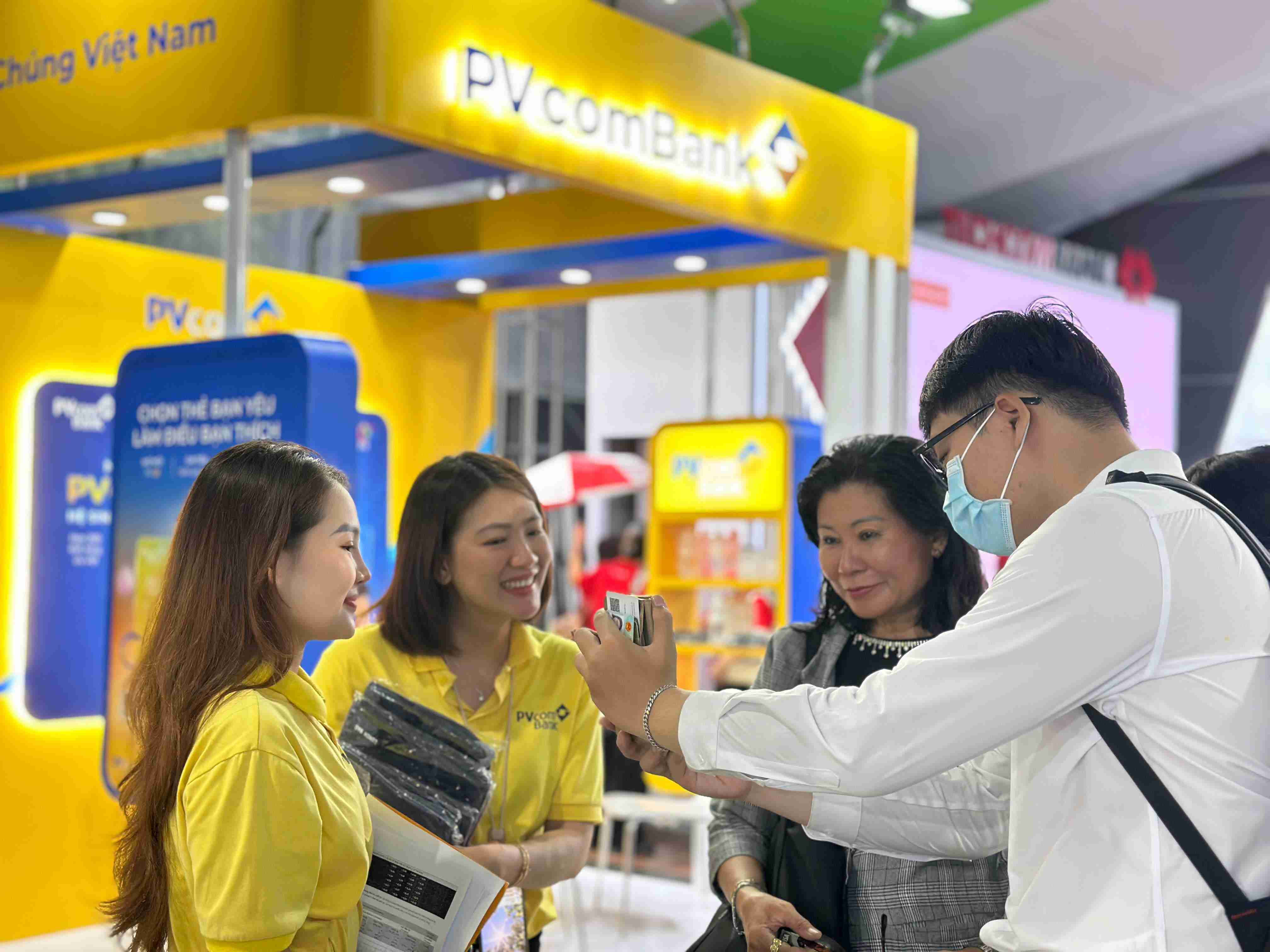 PVcomBank giới thiệu các tiện ích ngân hàng số và giải pháp thanh toán thông minh tới khách hàng.
