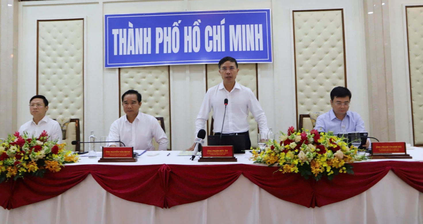 Các đồng chí lãnh đạo chủ trì Hội thảo