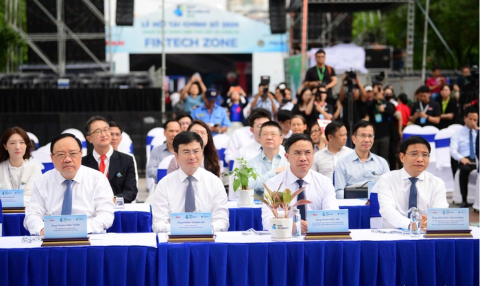 Từ phải sang: Phó Thủ tướng Nguyễn Văn Thắng, Thống đốc Phạm Đức Ấn, Phó Thống đốc Phạm Thanh Hà, Vụ trưởng Vụ Thanh toán Phạm Anh Tuấn dự sự kiện - Ảnh: Quang Định