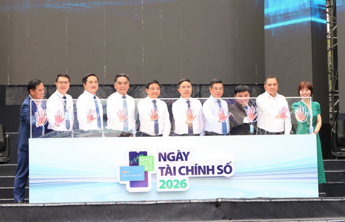 Các đại biểu thực hiện nghi thức khai mạc sự kiện