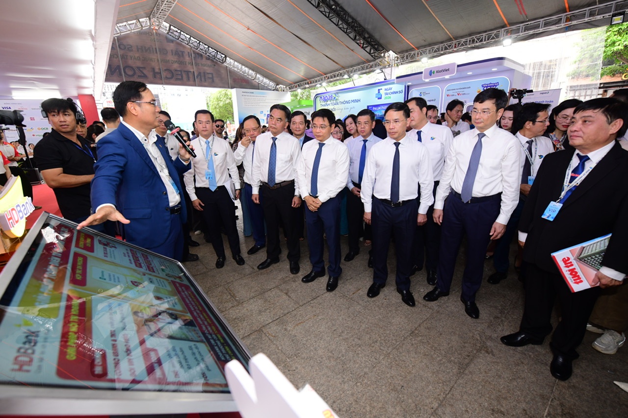 Phó Thủ tướng Nguyễn Văn Thắng, Thống đốc Phạm Đức Ấn cùng các đại biểu thăm gian hàng của các ngân hàng, doanh nghiệp