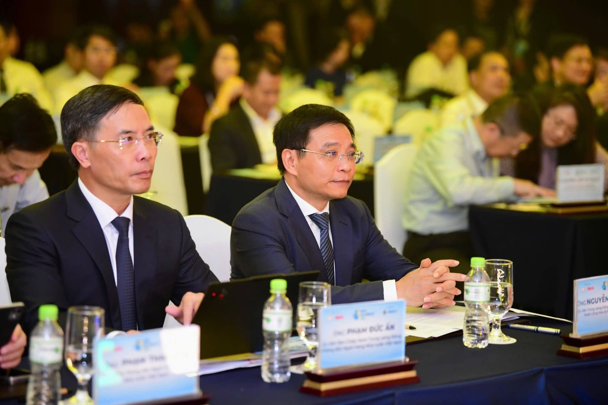 Phó Thủ tướng Nguyễn Văn Thắng và Thống đốc Phạm Đức Ấn (bìa trái) tại Hội thảo