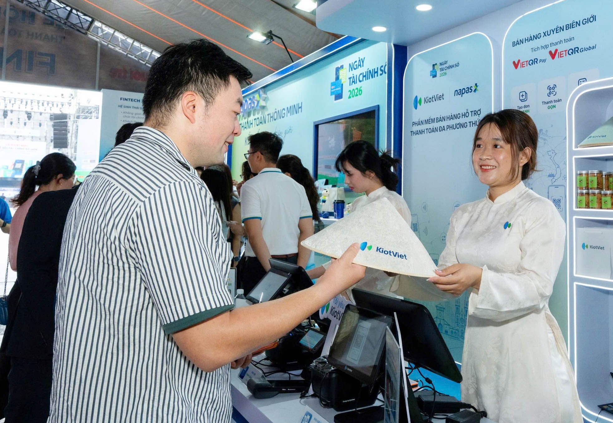 Anh Xiao Tang, du khách đến từ Trung Quốc, cho biết anh có thể thanh toán ngay bằng ứng dụng Alipay chỉ với một thao tác quét mã VietQRGlobal.