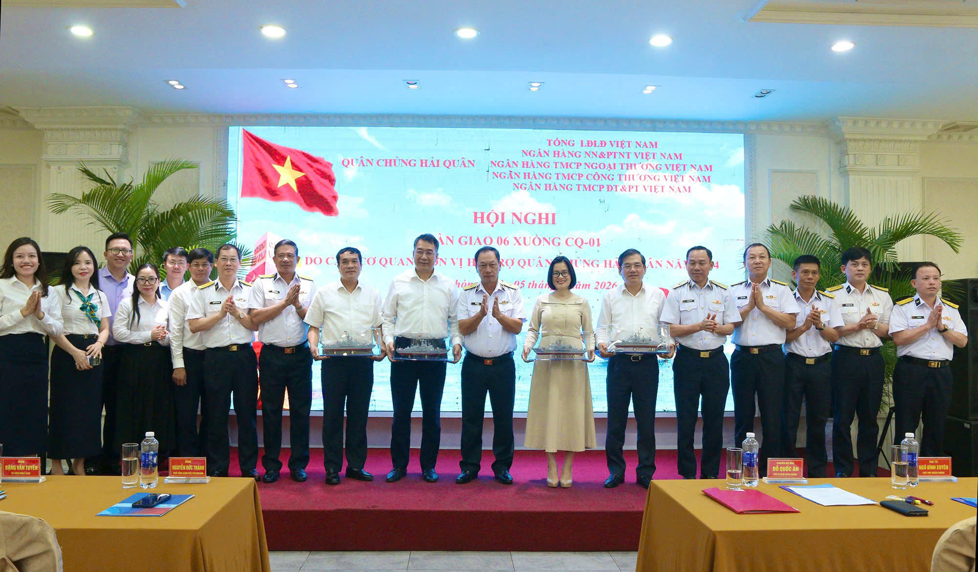 Các đại biểu chụp ảnh lưu niệm tại Hội nghị giao nhận tàu CQ-01