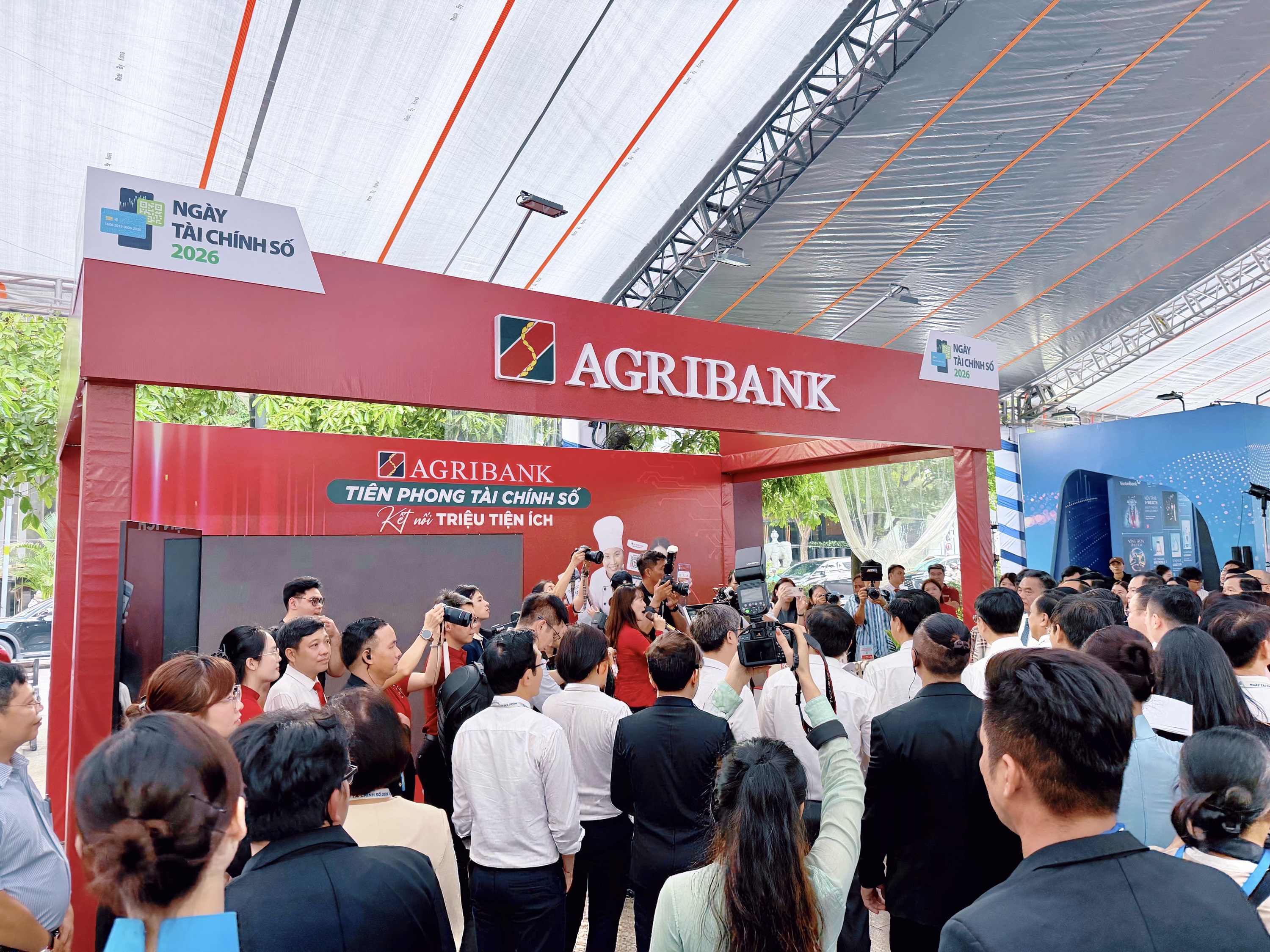 Đông đảo khách hàng tham quan gian hàng Agribank trong khuôn khổ Ngày Tài chính số 2026