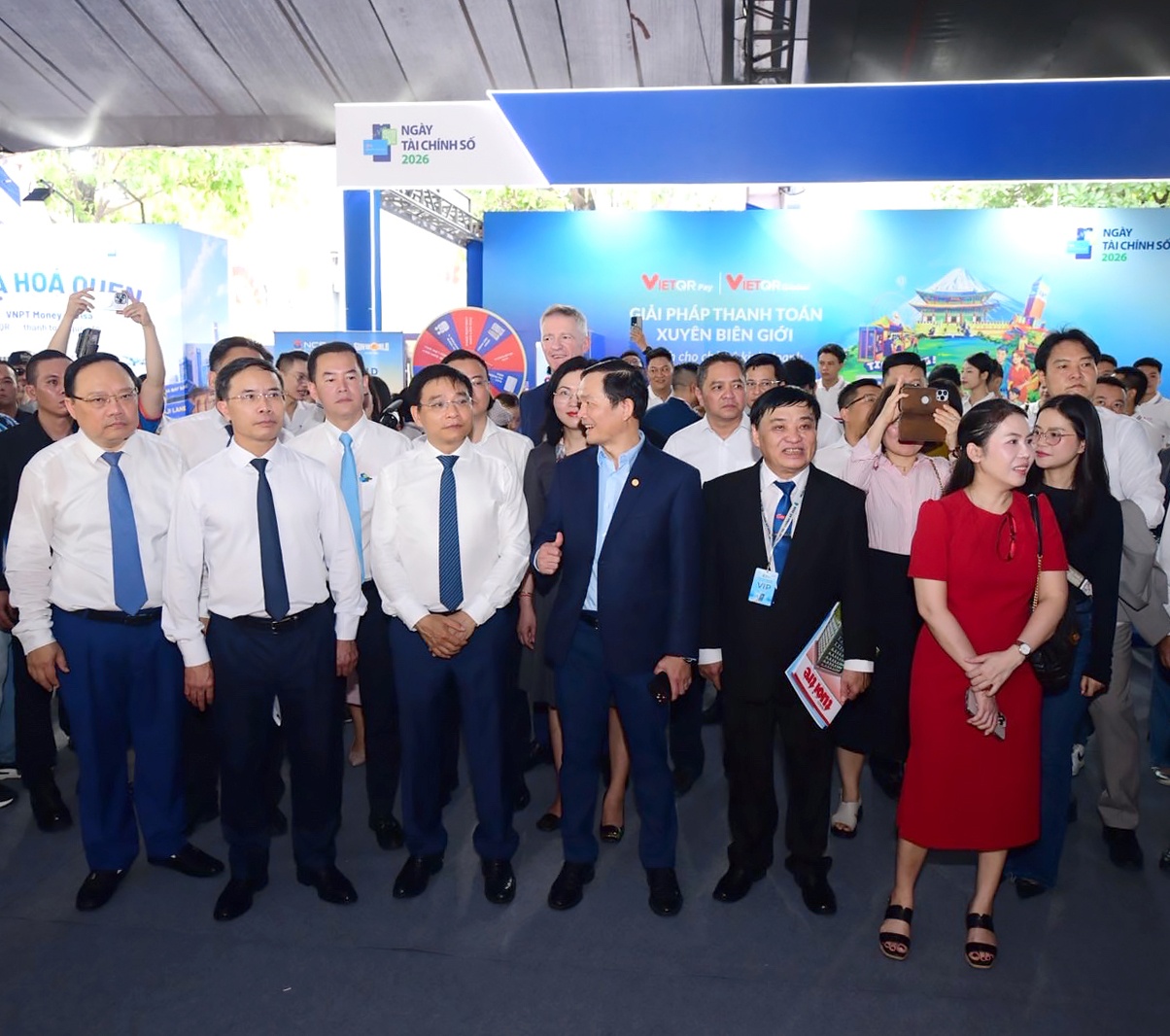Ông Hà Văn Trung - Phó TGĐ thường trực SACOMBANK (thứ 4 từ trái sang) đón tiếp Phó Thủ tướng Chính phủ Nguyễn Văn Thắng, Thống đốc NHNN Phạm Đức Ấn, Vụ trưởng Vụ Thanh toán Phạm Anh Tuấn, TBT báo Tuổi trẻ Lê Thế Chữ và đoàn đại biểu tham quan gian hàng SACOMBANK