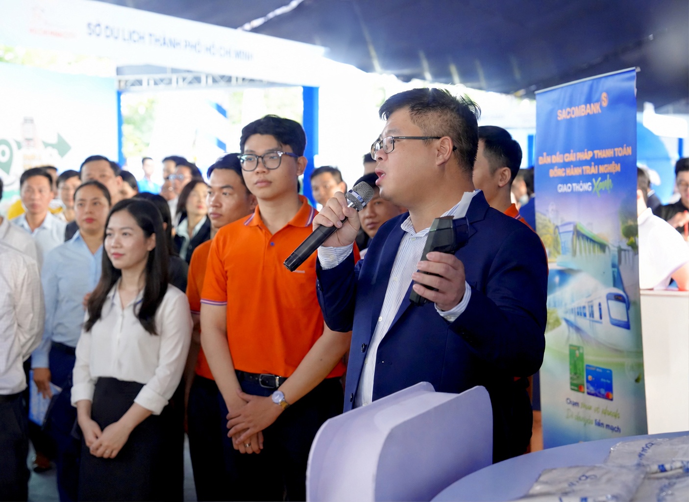 Ông Phạm Đức Duy - PGĐ Khối Bán lẻ SACOMBANK trình bày với đoàn đại biểu cấp cao về các dịch vụ thanh toán của SACOMBANK, trong đó nổi bật là giải pháp thanh toán giao thông Open-loop và giải pháp thanh toán xuyên biên giới VIETQRGlobal