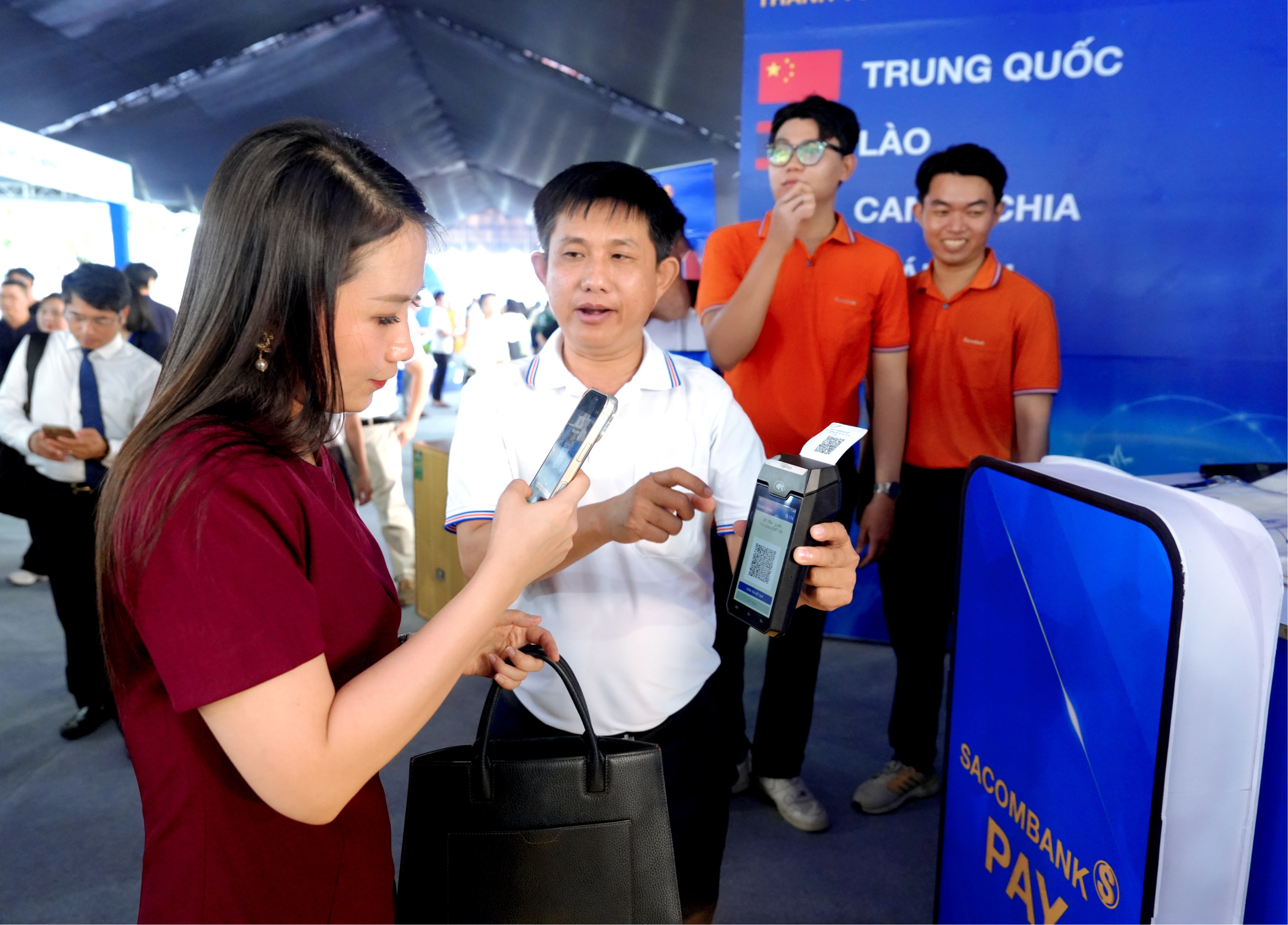 Khách tham quan quét mã VIETQRGlobal trên POS SACOMBANK