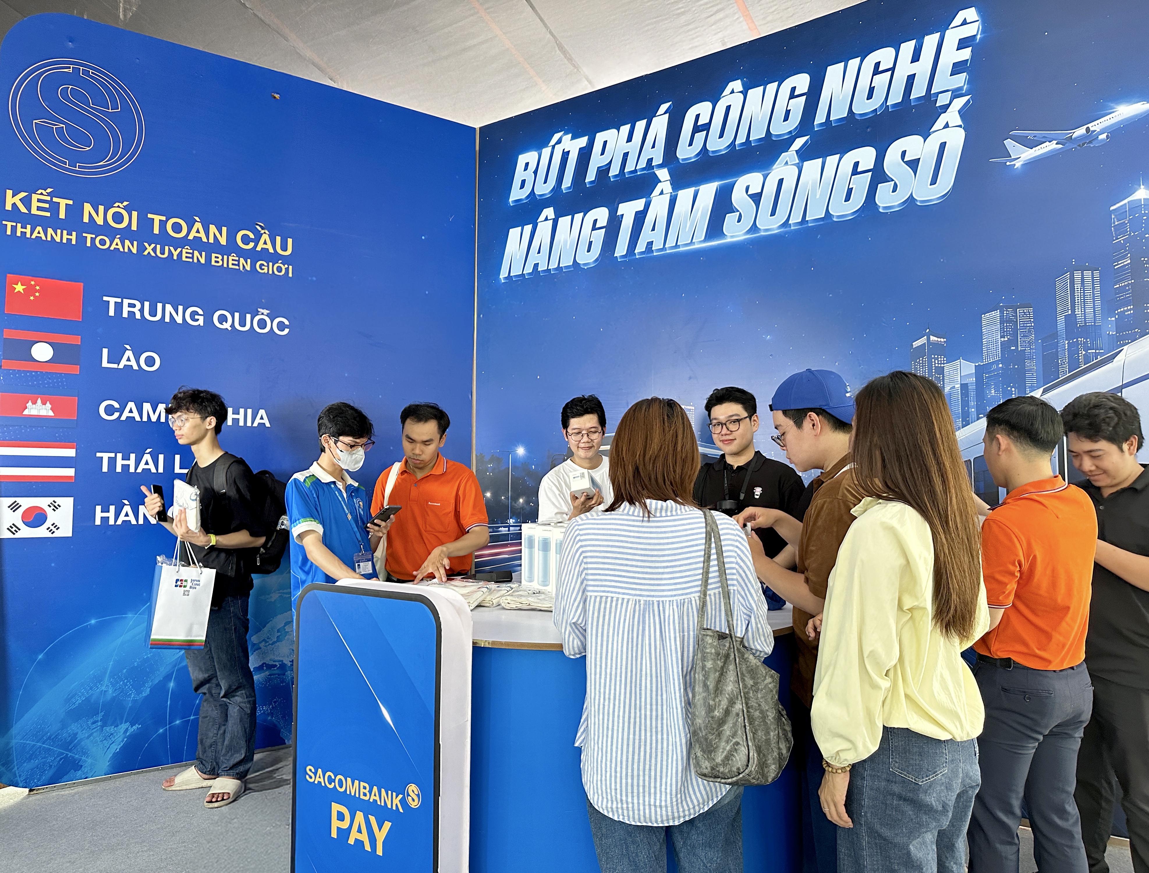 Gian hàng SACOMBANK tại Ngày Tài chính số 2026 - Ting Ting Day! sẽ tiếp tục mở cửa đón khách tham quan và trải nghiệm các dịch vụ đến hết tối 07/06
