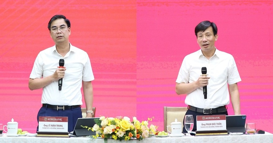 Từ trái qua: đồng chí Lê Xuân Trung – Thành viên HĐTV và đồng chí Phạm Đức Tuấn – Thành viên HĐTV phát biểu tại buổi làm việc