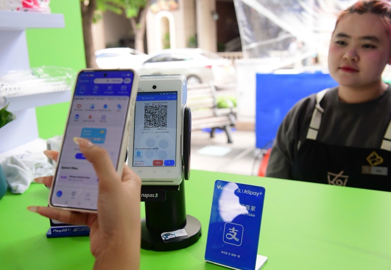 Du khách Trung Quốc sử dụng ứng dụng thanh toán Alipay quét mã VietQRGlobal khi mua hàng tại Việt Nam