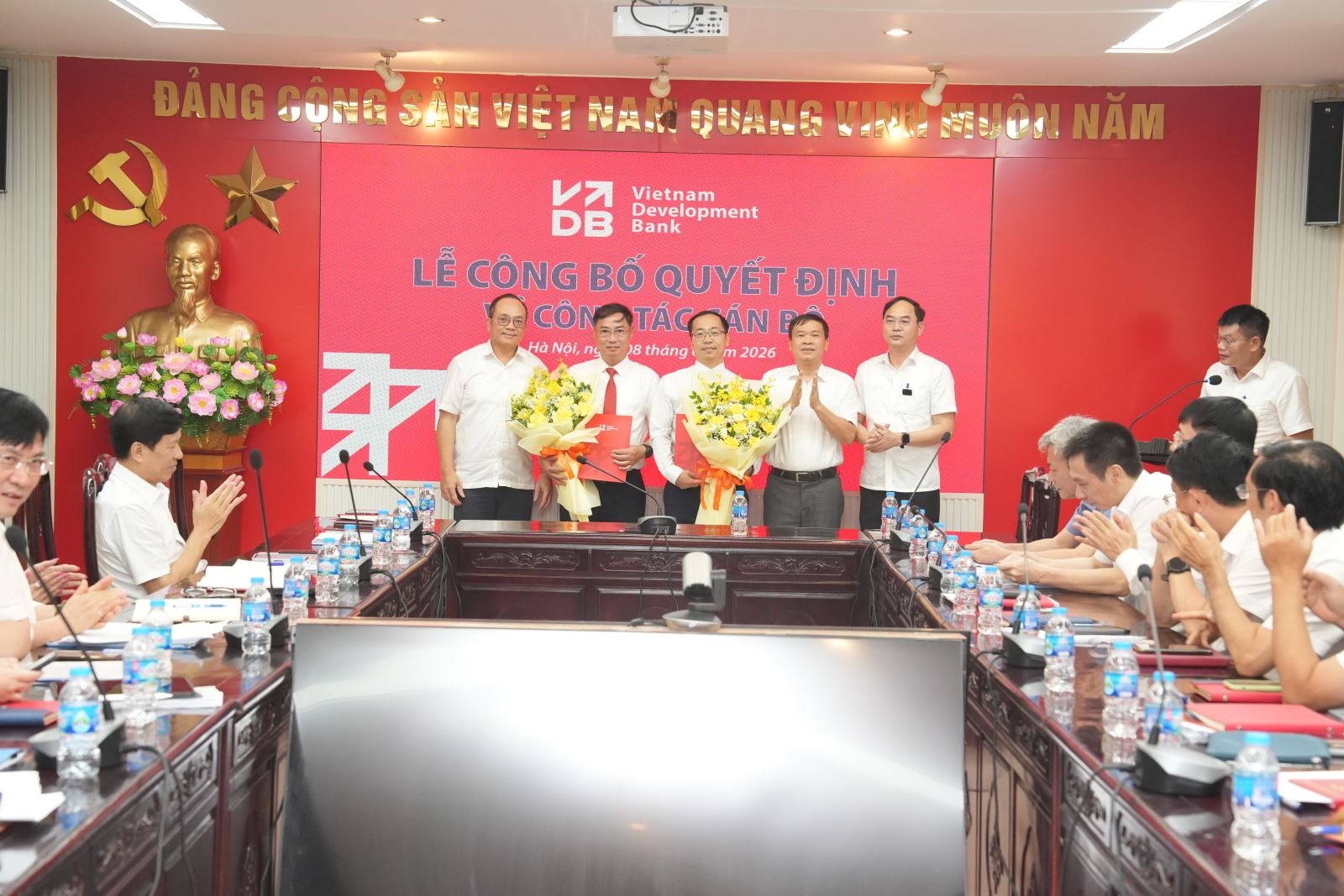 VDB công bố và trao các quyết định về công tác cán bộ