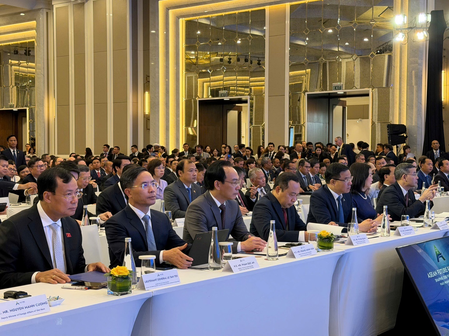 Thống đốc NHNN Phạm Đức Ấn (thứ hai từ trái sang) tham dự phiên khai mạc Diễn đàn Tương lai ASEAN 2026