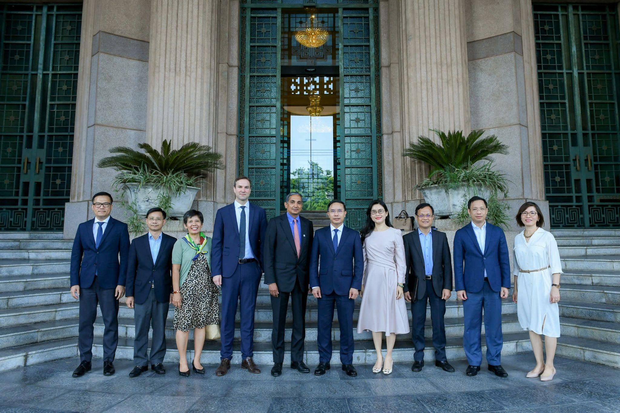 Thống đốc Phạm Đức Ấn và đoàn công tác của IMF chụp ảnh lưu niệm tại trụ sở NHNN (ảnh hiện thị bên ngoài tin)