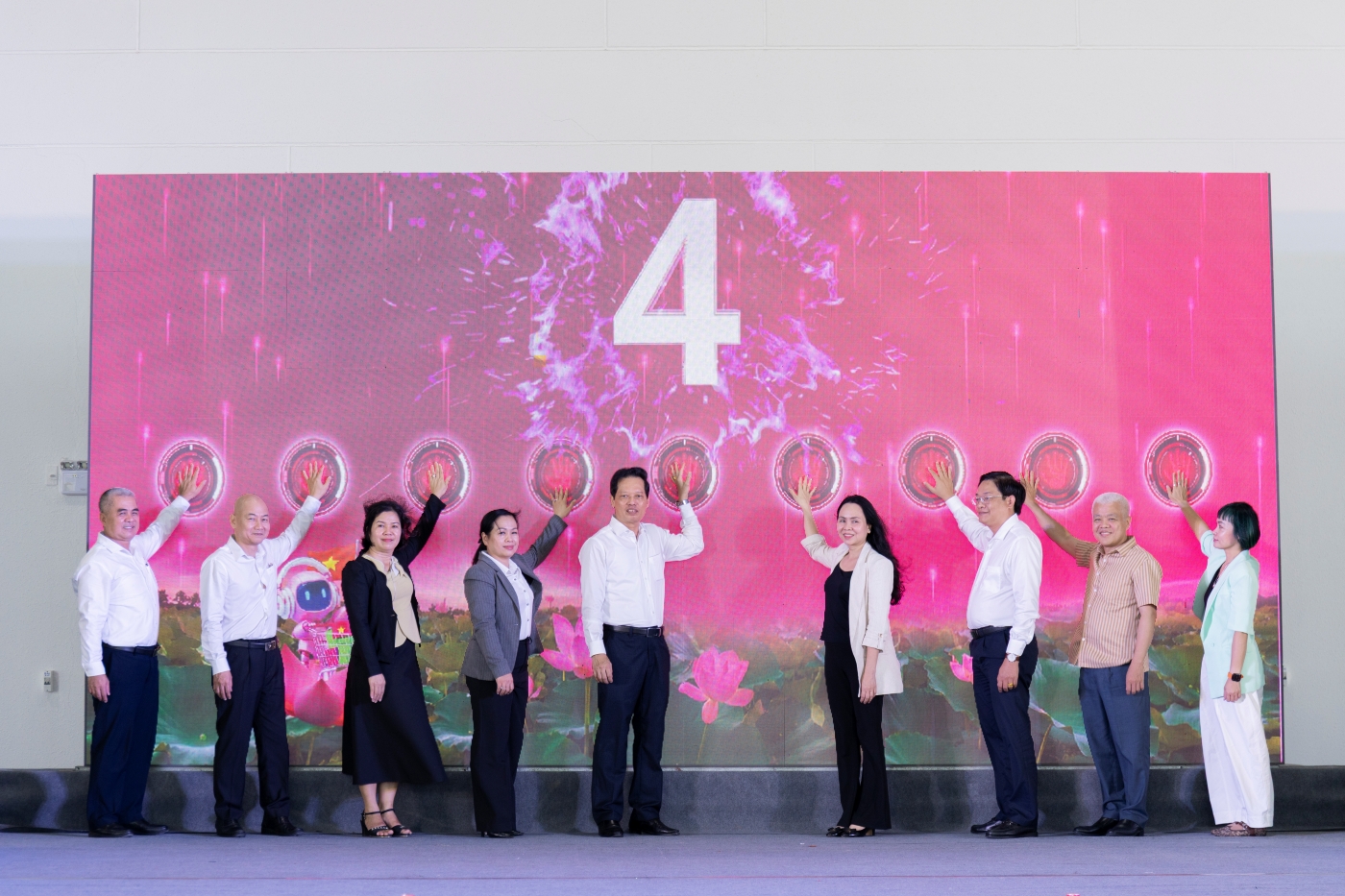 Các đại biểu đại diện Bộ Công thương, UBND tỉnh Đồng Tháp và cộng đồng doanh nghiệp thực hiện nghi thức ra mắt "Sổ tay ứng dụng thương mại điện tử dành cho tiểu thương". Ông Đoàn Thái Sơn - Giám đốc Vietcombank Tiền Giang đứng ngoài cùng bên trái