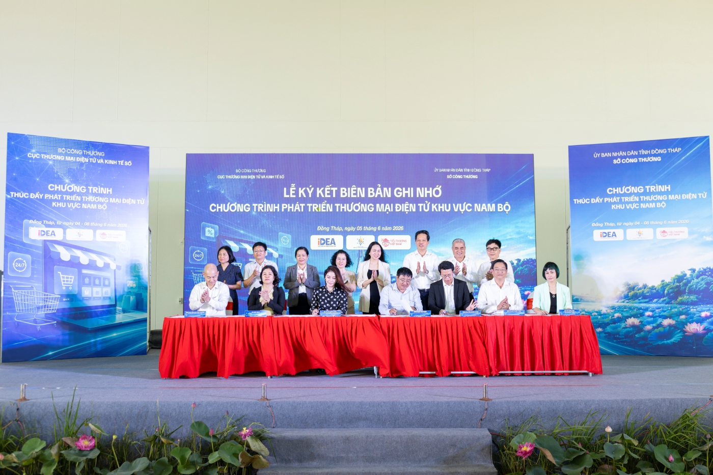 Sở Công thương tỉnh Đồng Tháp ký kết biên bản ghi nhớ chương trình phát triển thương mại điện tử khu vực Nam Bộ với các địa phương và Cục Thương mại điện tử và kinh tế số, các doanh nghiệp. Bà Vũ Thị Hồng Minh - Phó Trưởng phòng Quản lý kênh chi nhánh Vietcombank ngồi thứ 3 từ trái qua