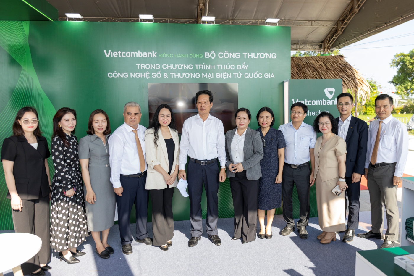 Các đại biểu, khách mời tham quan gian hàng trải nghiệm của Vietcombank