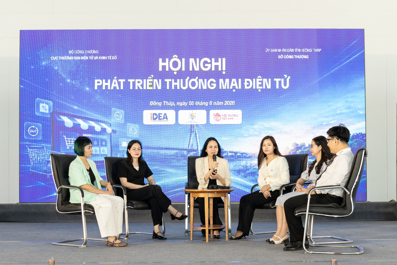 Đại diện Vietcombank (thứ 2 từ phải qua) tham gia tọa đàm chuyên đề “Giải pháp thúc đẩy phát triển thương mại điện tử bền vững tại khu vực Nam Bộ”