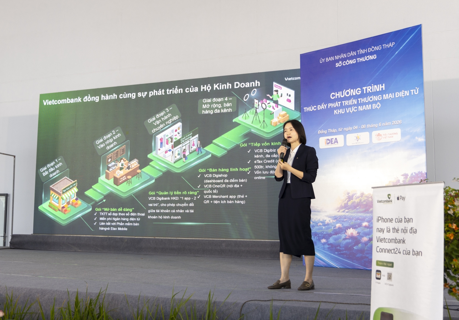 Đại diện Vietcombank chia sẻ tại chương trình tập huấn chuyển đổi số dành cho cán bộ quản lý chợ, tiểu thương và hộ kinh doanh