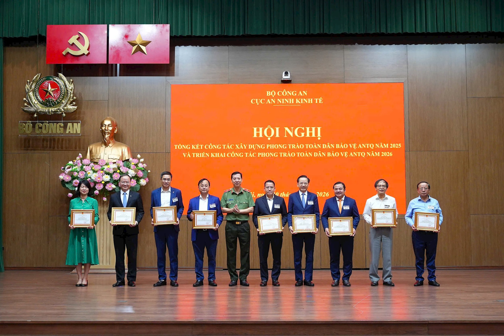 Thiếu tướng Lê Thanh Hùng, Phó Cục trưởng Cục An ninh kinh tế trao giấy khen tặng các tập thể và cá nhân