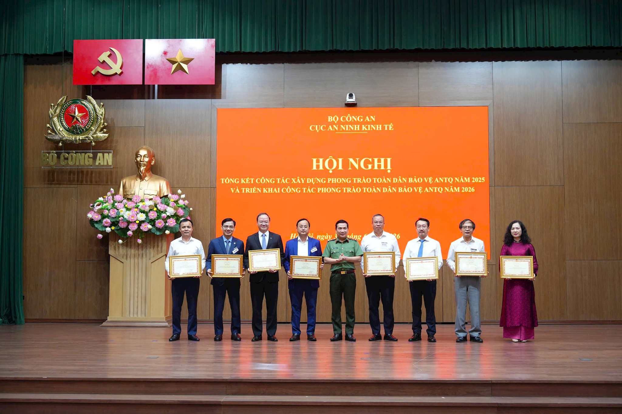 Thừa uỷ quyền của lãnh đạo Bộ Công an, Trung tướng Nguyễn Sỹ Quang trao Bằng khen của Bộ trưởng Bộ Công an tặng các tập thể có thành tích xuất sắc trong phong trào toàn dân bảo vệ ANTQ